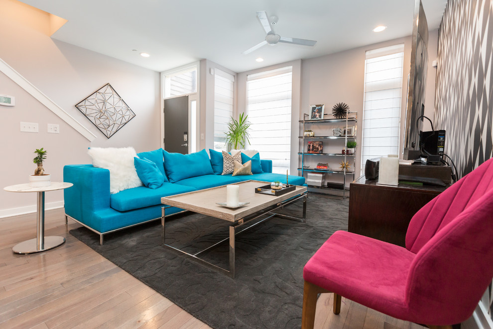 Immagine di un soggiorno minimal di medie dimensioni e aperto con pavimento in legno massello medio, nessun camino, TV autoportante, pavimento marrone e pareti viola