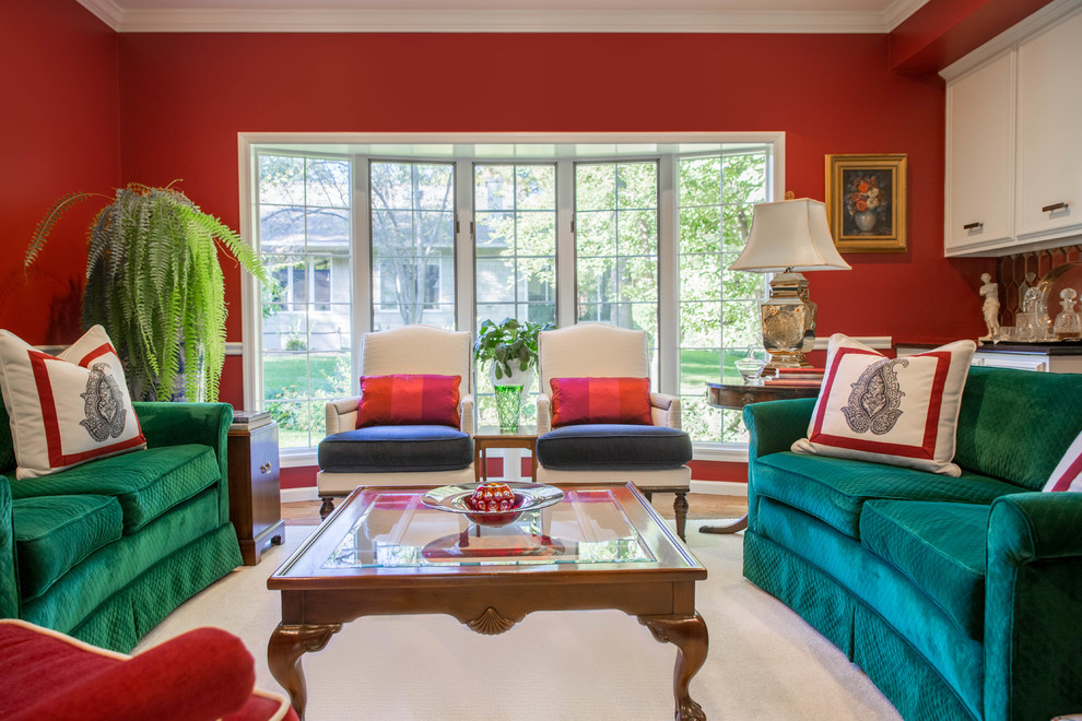 На фото: парадная, изолированная гостиная комната среднего размера в классическом стиле с красными стенами и ковровым покрытием без камина, телевизора с