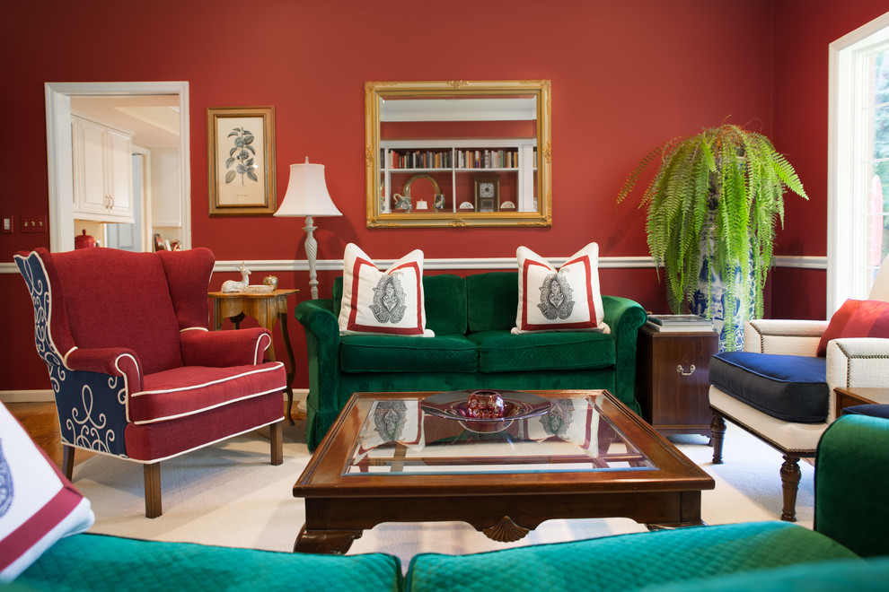 Ispirazione per un soggiorno classico di medie dimensioni e chiuso con pareti rosse, nessun camino, nessuna TV, sala formale e pavimento in legno massello medio