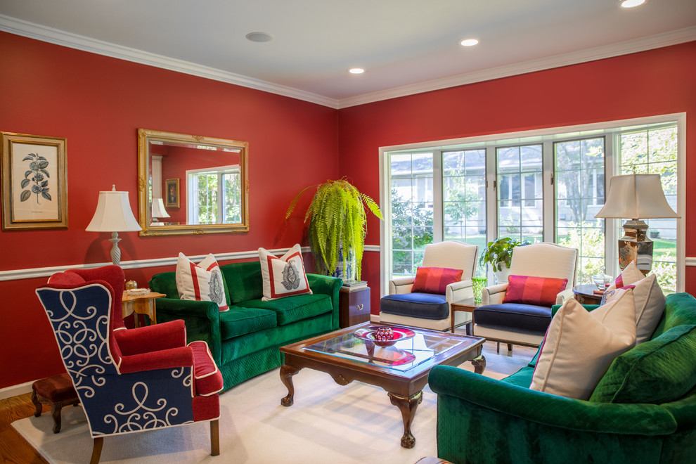 На фото: парадная, изолированная гостиная комната среднего размера в классическом стиле с красными стенами и паркетным полом среднего тона без телевизора с