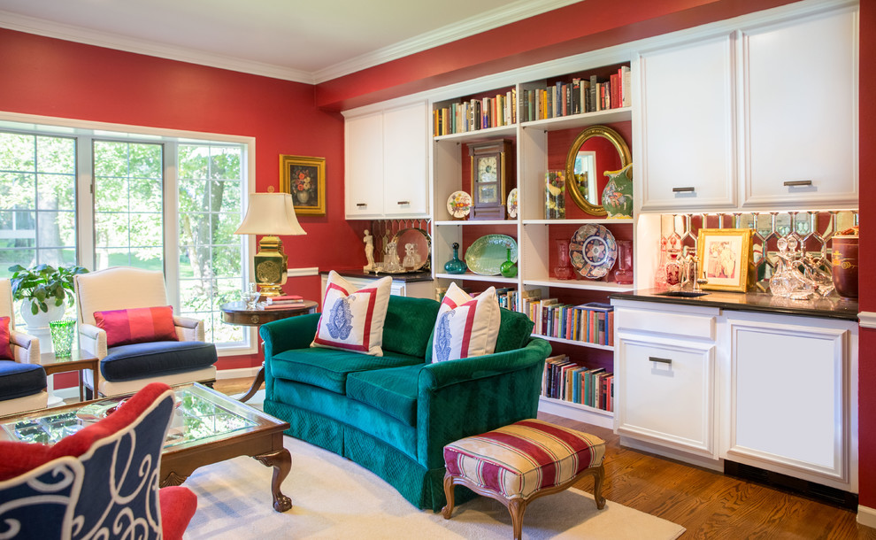 Свежая идея для дизайна: парадная, изолированная гостиная комната среднего размера в классическом стиле с красными стенами и ковровым покрытием без камина, телевизора - отличное фото интерьера