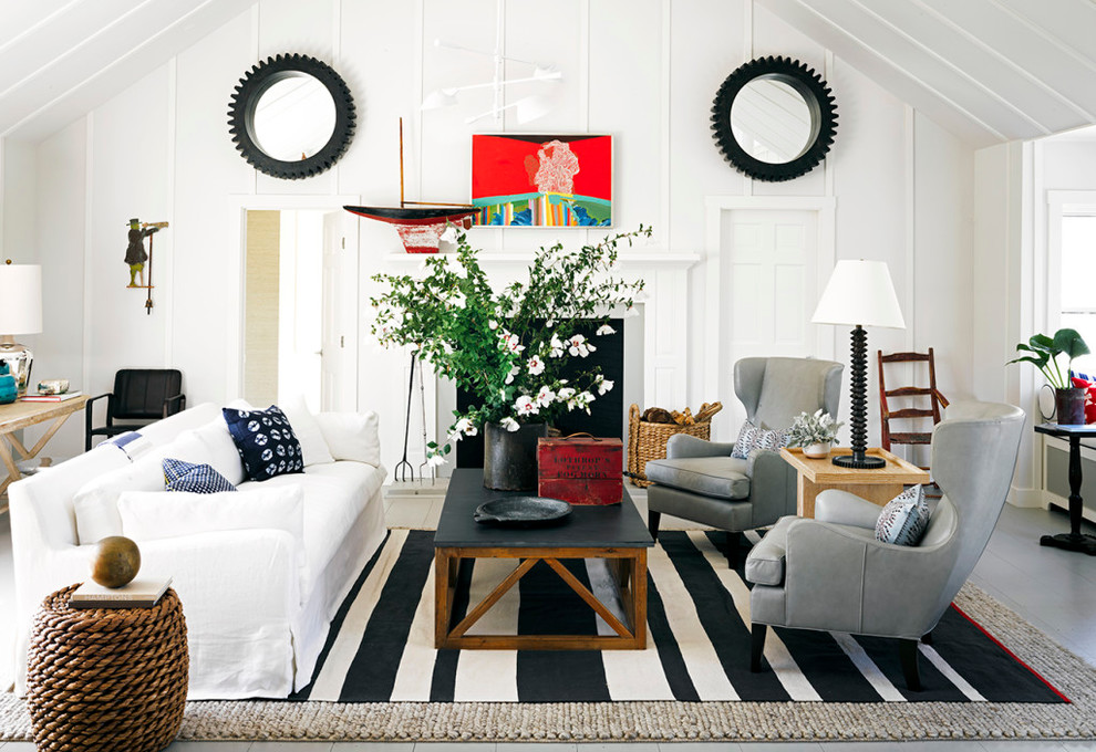 Repräsentatives Maritimes Wohnzimmer mit weißer Wandfarbe, gebeiztem Holzboden und Kamin in Boston