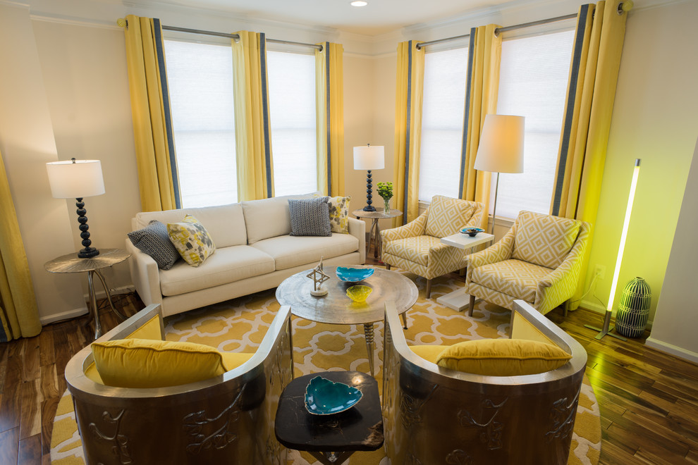 Exemple d'un salon chic de taille moyenne et ouvert avec un mur beige, parquet foncé, un téléviseur indépendant et un sol marron.