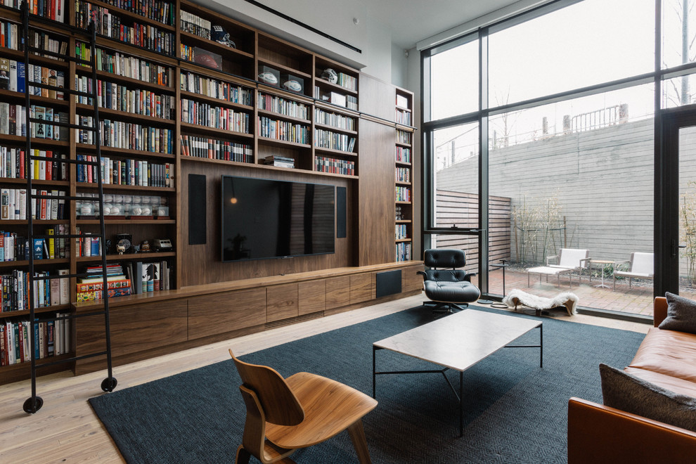 Immagine di un grande soggiorno contemporaneo aperto con libreria, pareti grigie, parquet chiaro, parete attrezzata e pavimento beige