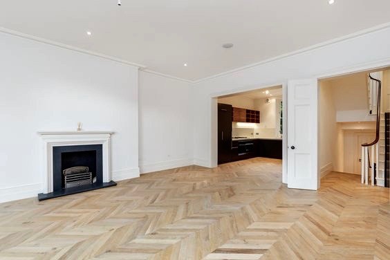 Aménagement d'un salon contemporain de taille moyenne et ouvert avec un mur blanc, un sol en bois brun, une cheminée standard et un manteau de cheminée en pierre.