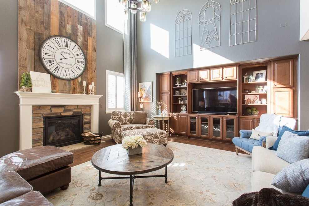 Großes, Offenes Klassisches Wohnzimmer mit brauner Wandfarbe, braunem Holzboden, Kamin, Kaminumrandung aus Stein, Multimediawand und braunem Boden in Denver