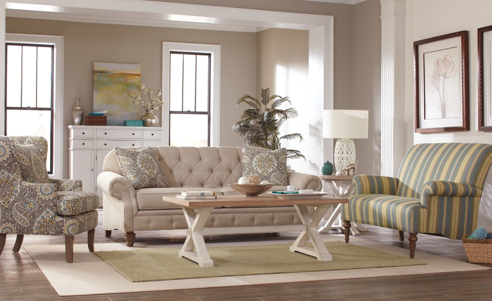 Großes, Repräsentatives, Fernseherloses, Offenes Klassisches Wohnzimmer mit beiger Wandfarbe, hellem Holzboden und braunem Boden in Sonstige