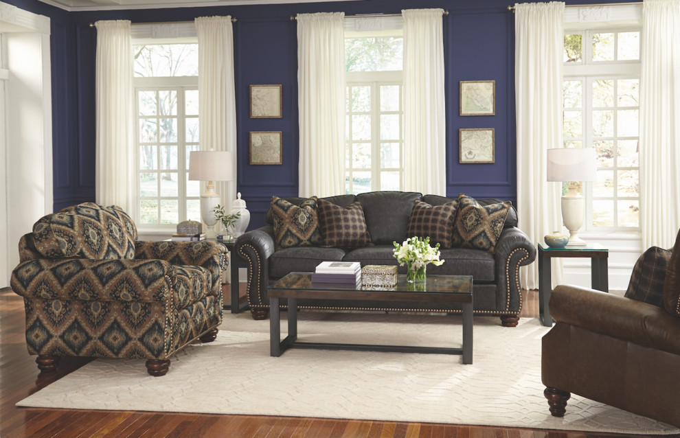 Foto di un soggiorno chic di medie dimensioni e aperto con sala formale, pareti blu, pavimento in legno massello medio, nessuna TV e pavimento marrone