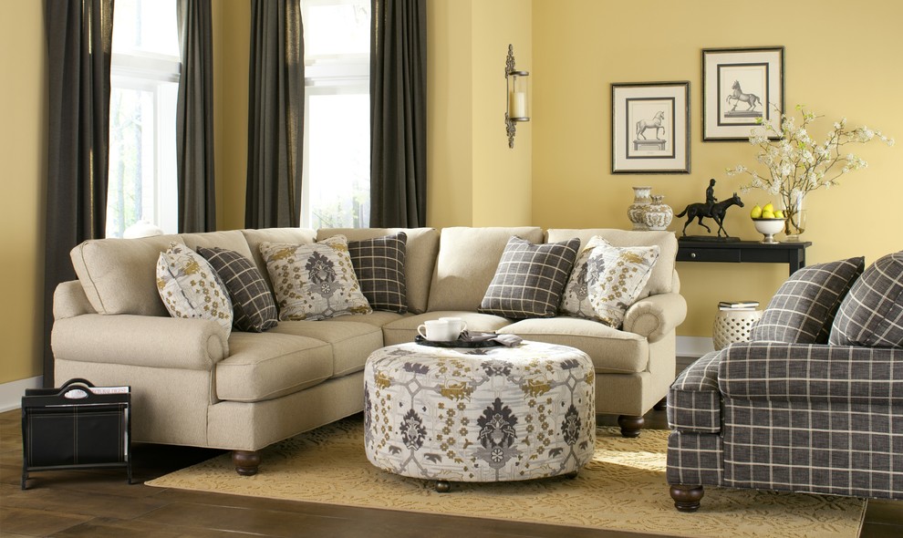 Foto di un soggiorno tradizionale di medie dimensioni e aperto con sala formale, pareti gialle, pavimento in legno massello medio e pavimento marrone