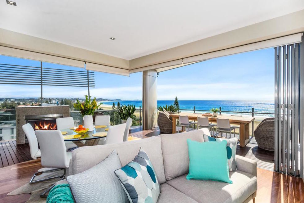 Beach style living room photo in Gold Coast - Tweed