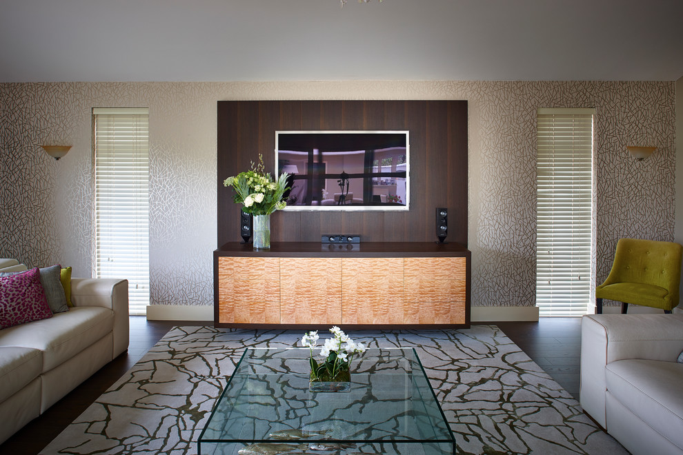 На фото: гостиная комната среднего размера в стиле модернизм с музыкальной комнатой, разноцветными стенами, полом из известняка, стандартным камином, фасадом камина из камня и телевизором на стене