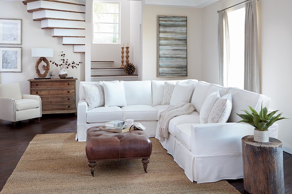 Mittelgroßes, Fernseherloses Modernes Wohnzimmer ohne Kamin mit beiger Wandfarbe und dunklem Holzboden in Orange County