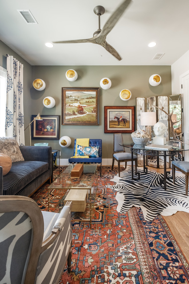 Mittelgroßes, Repräsentatives, Fernseherloses, Abgetrenntes Eklektisches Wohnzimmer mit grüner Wandfarbe und hellem Holzboden in Dallas