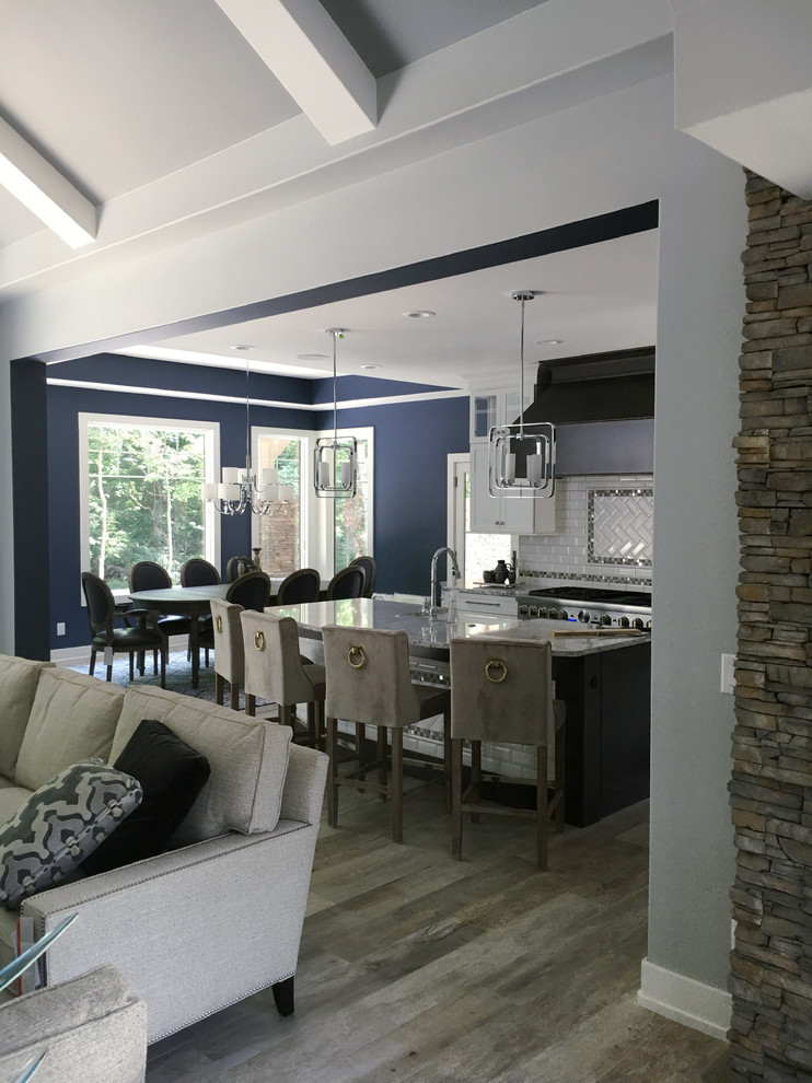 Идея дизайна: большая открытая гостиная комната в стиле неоклассика (современная классика) с серыми стенами, светлым паркетным полом, стандартным камином, фасадом камина из камня, телевизором на стене и бежевым полом