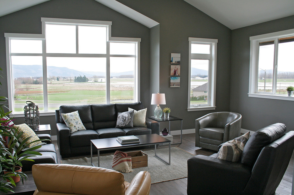 Foto di un grande soggiorno minimal aperto con pareti grigie e parquet scuro