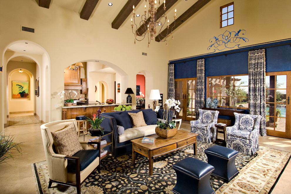 Свежая идея для дизайна: гостиная комната в средиземноморском стиле с синими стенами и ковром на полу - отличное фото интерьера