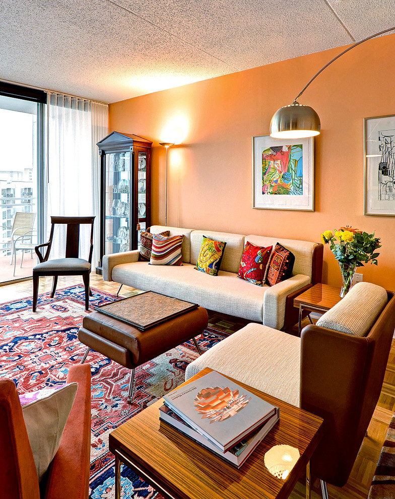 Стильный дизайн: парадная гостиная комната в стиле неоклассика (современная классика) с оранжевыми стенами без камина - последний тренд