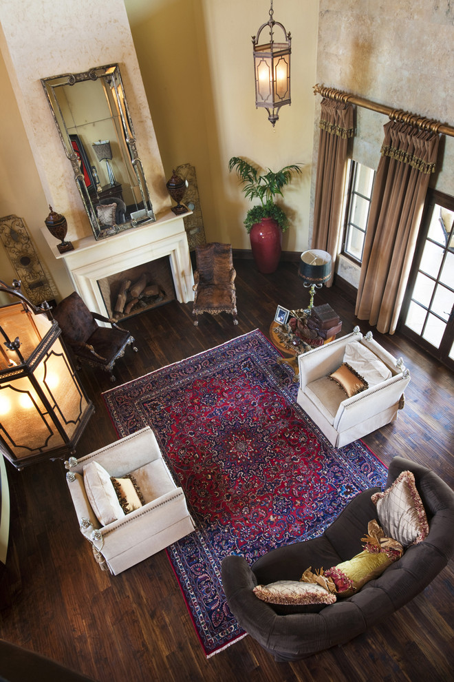 Свежая идея для дизайна: гостиная комната в классическом стиле с коричневым диваном - отличное фото интерьера