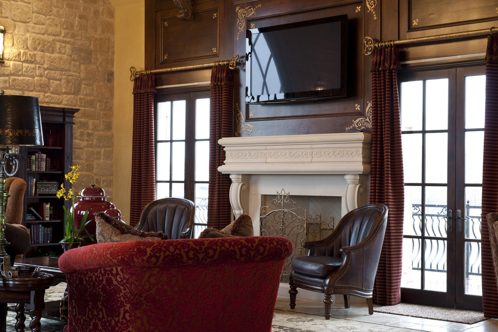 Klassisches Wohnzimmer mit Kamin, TV-Wand und Steinwänden in Oklahoma City