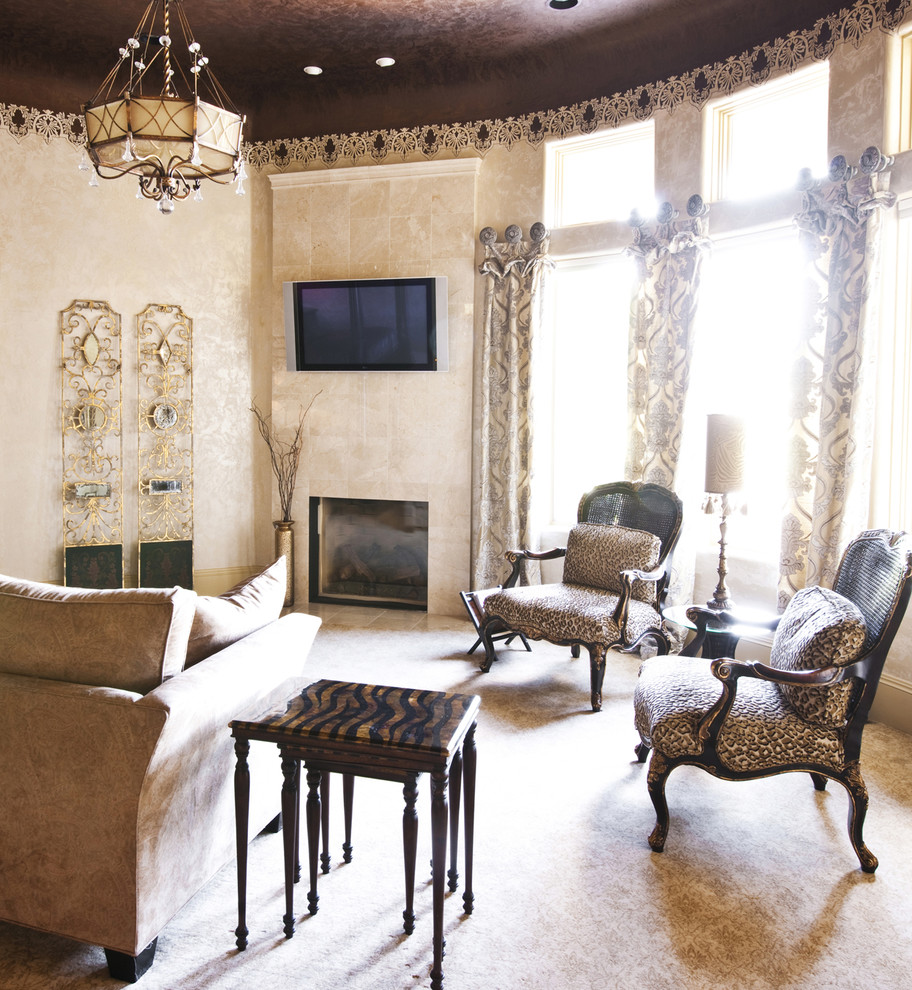 Klassisches Wohnzimmer mit beiger Wandfarbe, Kamin und TV-Wand in Oklahoma City