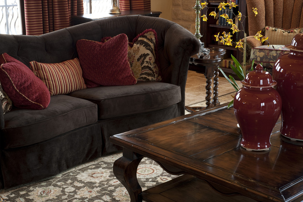 Пример оригинального дизайна: гостиная комната в классическом стиле с коричневым диваном