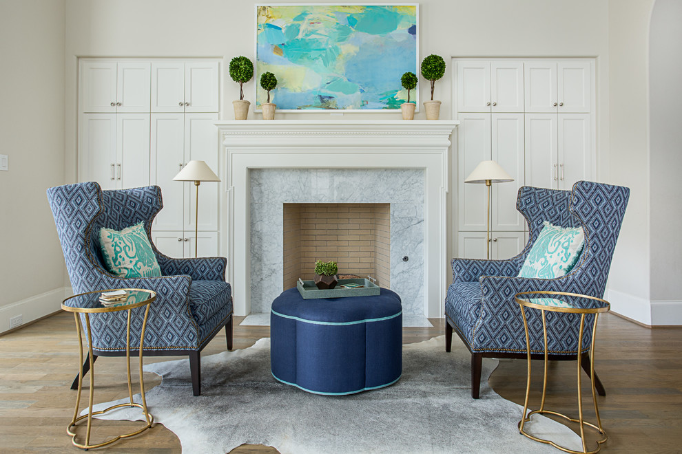 Repräsentatives Maritimes Wohnzimmer mit Kamin, Kaminumrandung aus Stein, braunem Holzboden und beiger Wandfarbe in Dallas