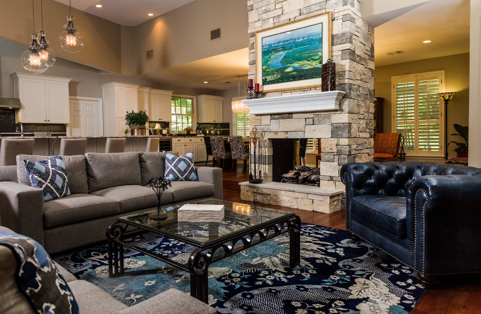 Großes, Offenes, Fernseherloses Klassisches Wohnzimmer mit beiger Wandfarbe, braunem Holzboden, Tunnelkamin und Kaminumrandung aus Stein in Austin