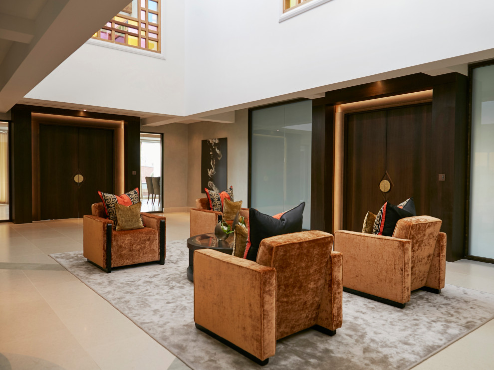 Cette image montre un grand salon design ouvert avec une salle de réception, un mur beige, un sol en carrelage de porcelaine et aucun téléviseur.