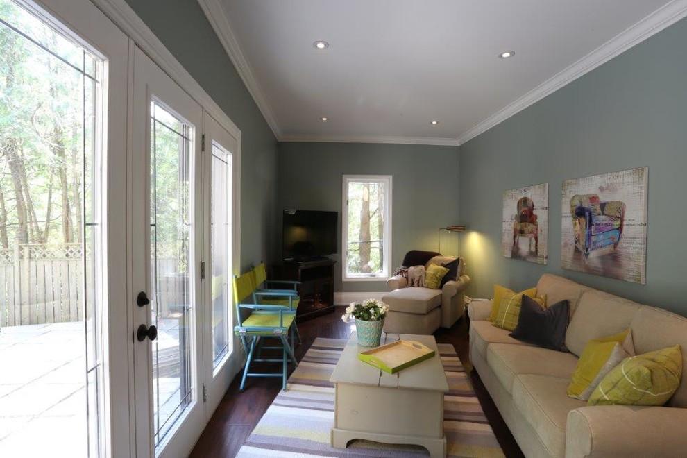 Mittelgroßes, Repräsentatives, Abgetrenntes Klassisches Wohnzimmer mit braunem Holzboden, grüner Wandfarbe und freistehendem TV in Toronto