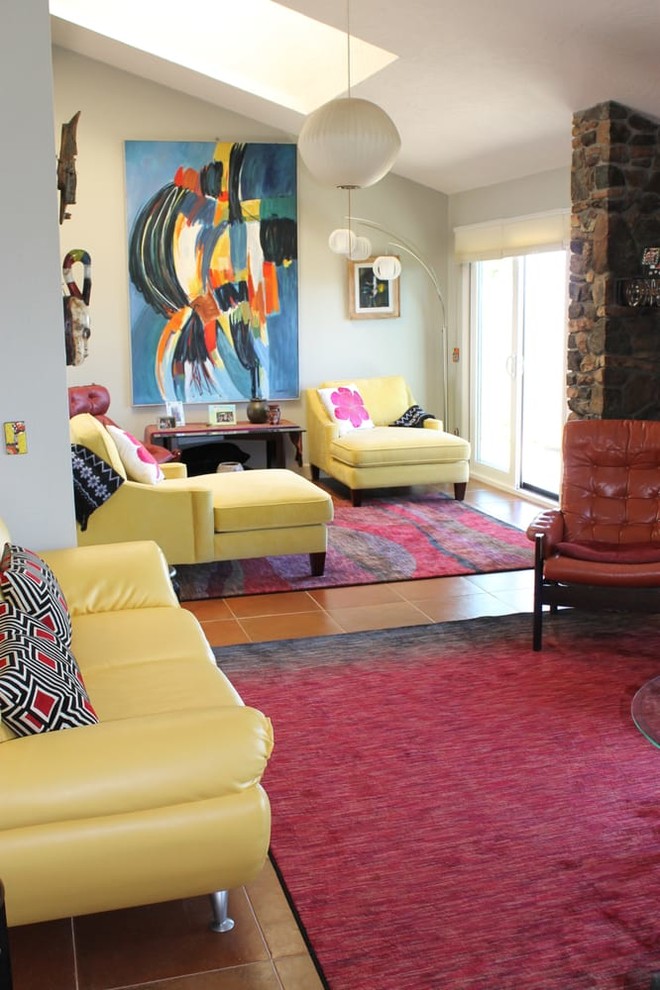 Стильный дизайн: гостиная комната в стиле ретро с полом из терракотовой плитки - последний тренд