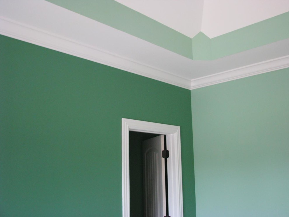Réalisation d'un salon craftsman avec un mur vert.
