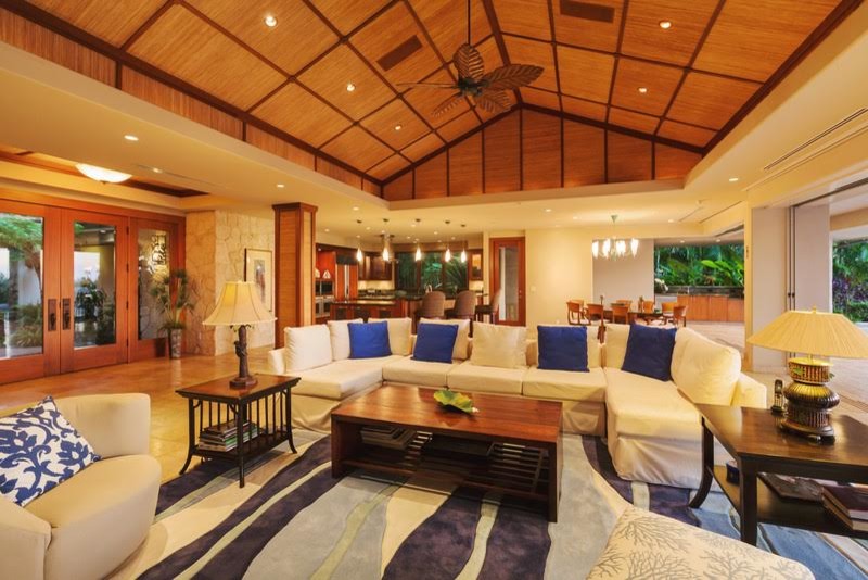 Idee per un soggiorno tropicale di medie dimensioni e aperto con sala formale, pareti beige, pavimento in pietra calcarea e pavimento beige