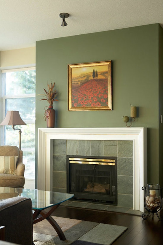 Mittelgroßes, Abgetrenntes Klassisches Wohnzimmer mit grüner Wandfarbe, dunklem Holzboden, Kamin und Kaminumrandung aus Stein in Vancouver