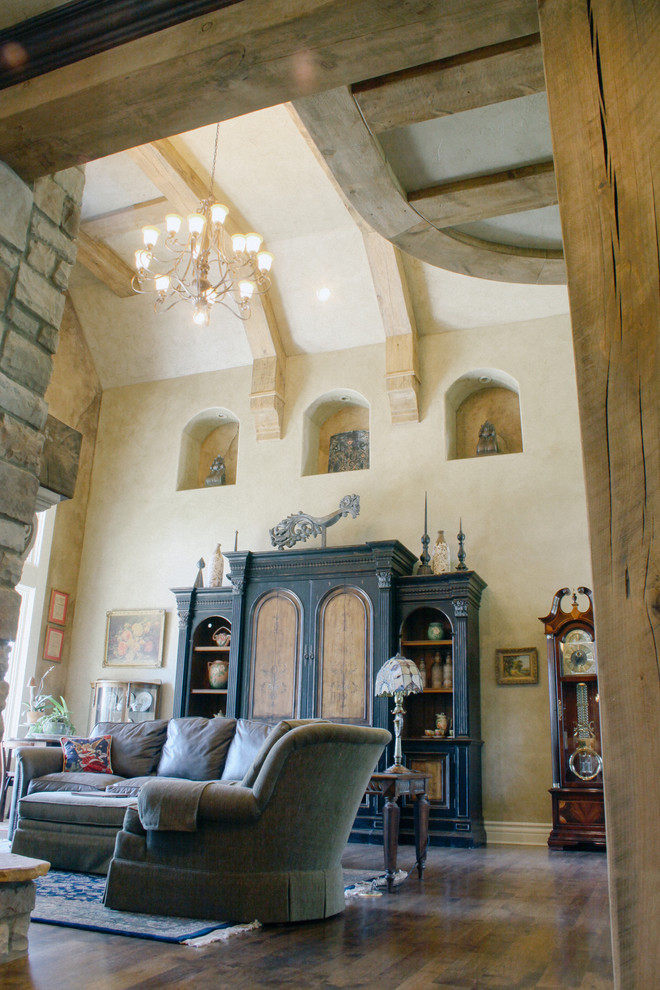 Großes, Repräsentatives, Offenes Klassisches Wohnzimmer mit beiger Wandfarbe, dunklem Holzboden und braunem Boden in Sonstige