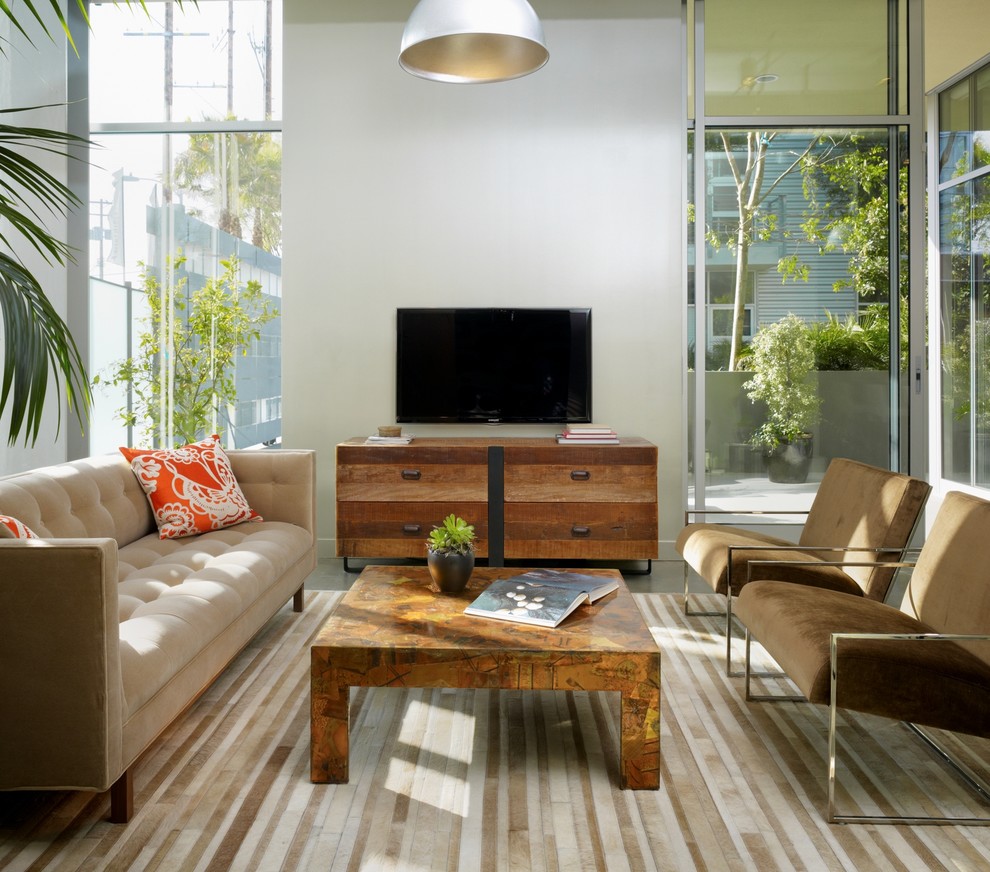 Свежая идея для дизайна: гостиная комната среднего размера в стиле лофт с телевизором на стене - отличное фото интерьера