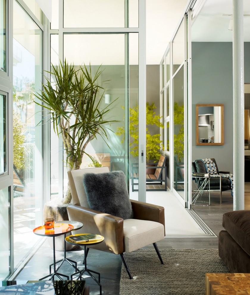Industrial Wohnzimmer mit grauer Wandfarbe in Los Angeles