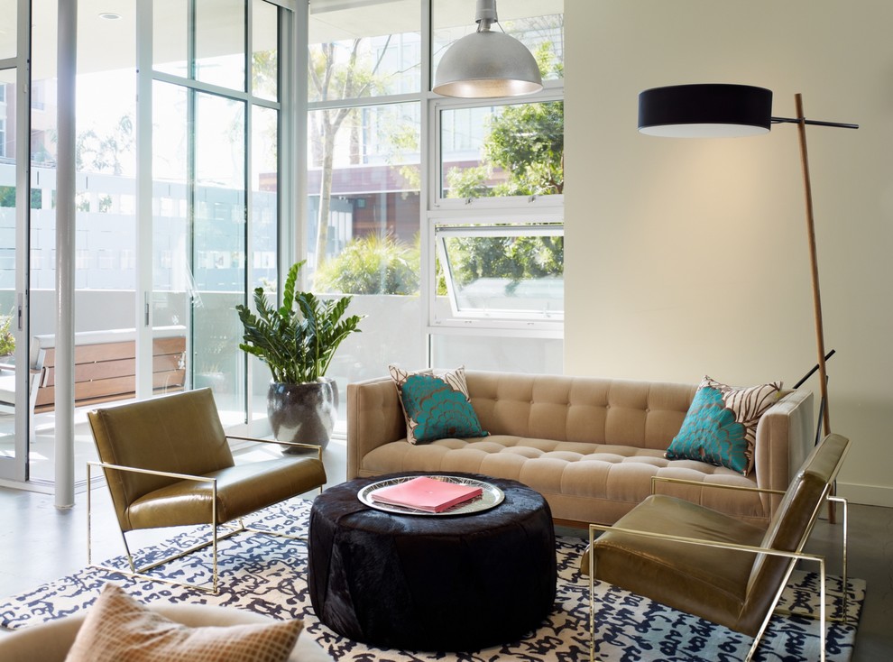 Industrial Wohnzimmer mit beiger Wandfarbe in Los Angeles