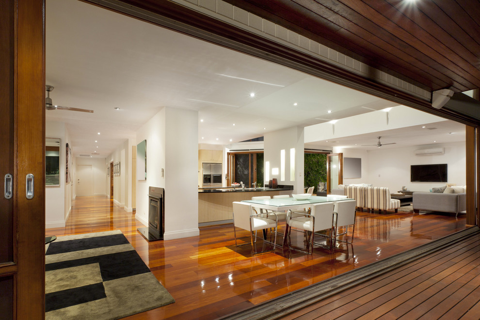 Großes, Offenes Klassisches Wohnzimmer mit weißer Wandfarbe, braunem Holzboden, Kamin, Kaminumrandung aus Metall und TV-Wand in Sydney
