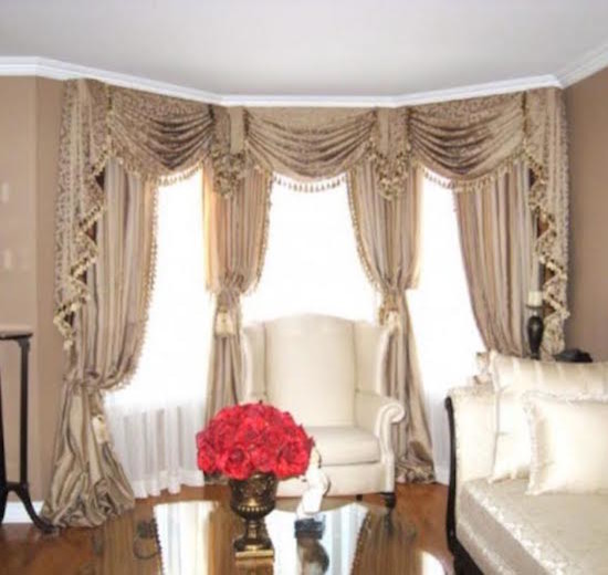 Imagen de salón para visitas clásico grande con paredes beige, suelo de madera en tonos medios y suelo marrón