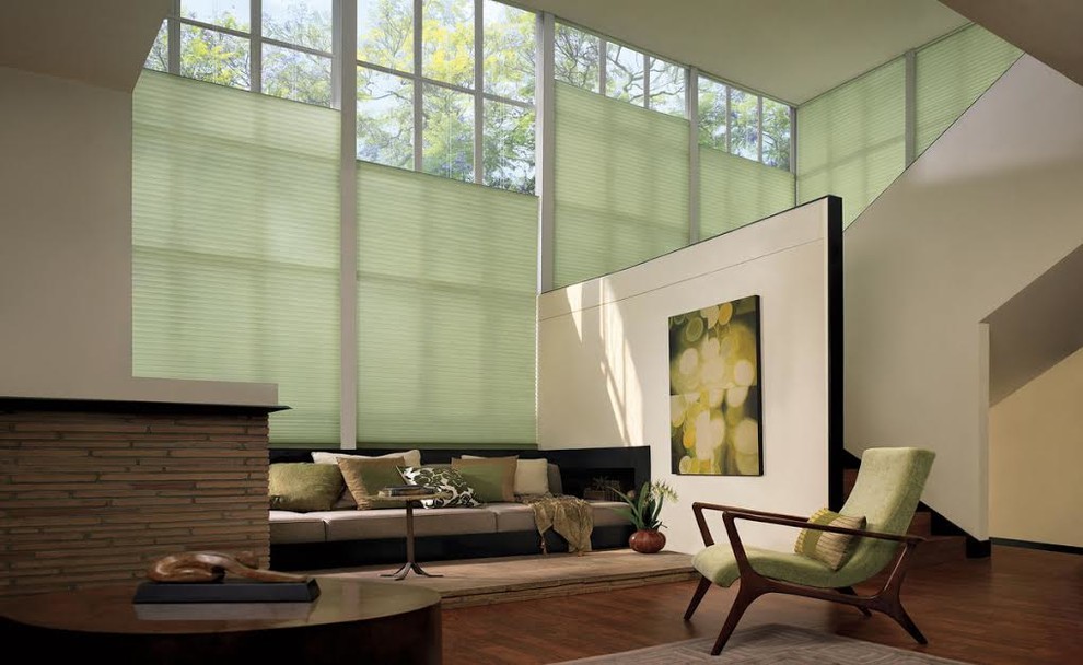 Großes, Repräsentatives, Fernseherloses, Offenes Modernes Wohnzimmer ohne Kamin mit beiger Wandfarbe, dunklem Holzboden und braunem Boden in San Francisco