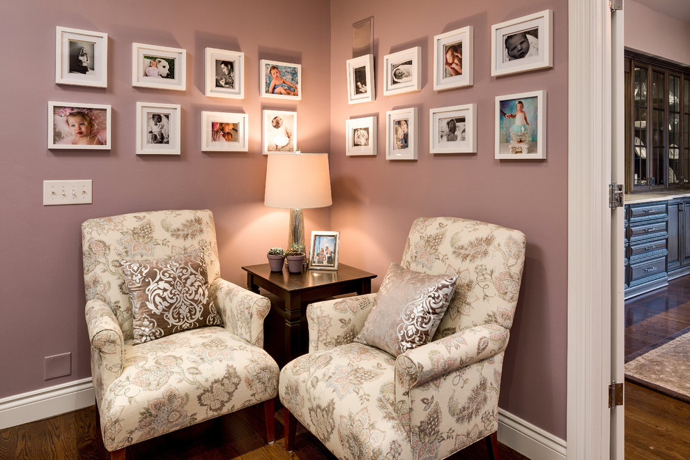 Idee per un piccolo soggiorno tradizionale aperto con pareti viola, parquet scuro, camino classico, cornice del camino in pietra e pavimento marrone