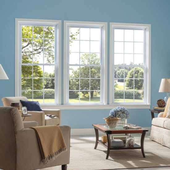 Inspiration för vardagsrum, med blå väggar, mellanmörkt trägolv och en öppen vedspis