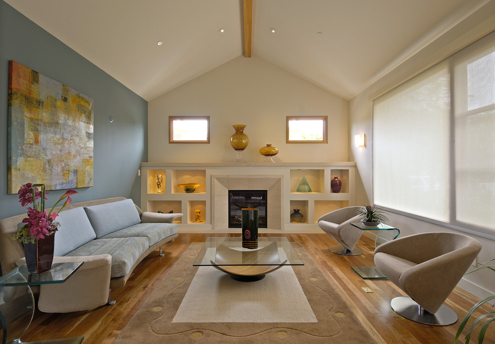Cette photo montre un salon tendance fermé et de taille moyenne avec un plafond voûté, une cheminée standard, un mur multicolore, parquet clair et un sol marron.