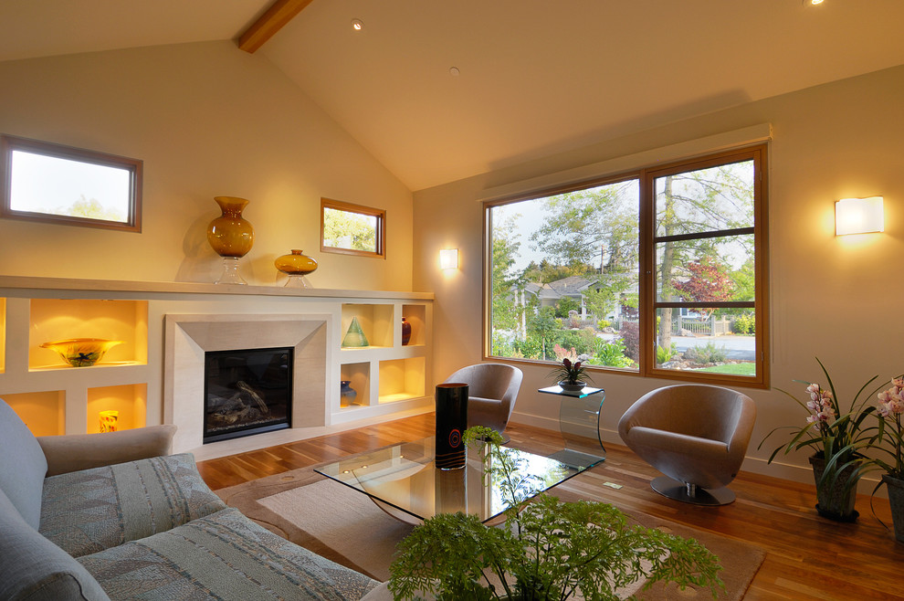 Источник вдохновения для домашнего уюта: гостиная комната среднего размера в стиле модернизм с стандартным камином, коричневым полом и светлым паркетным полом