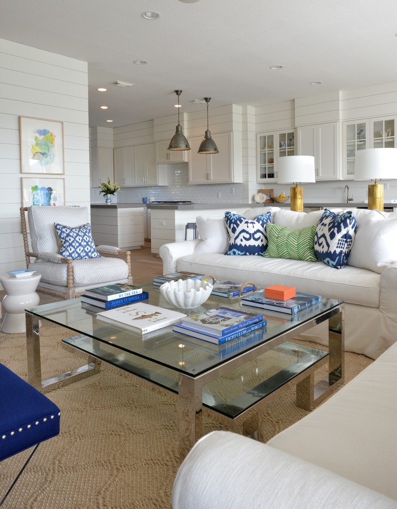 Idee per un soggiorno stile marinaro con pareti bianche e tappeto