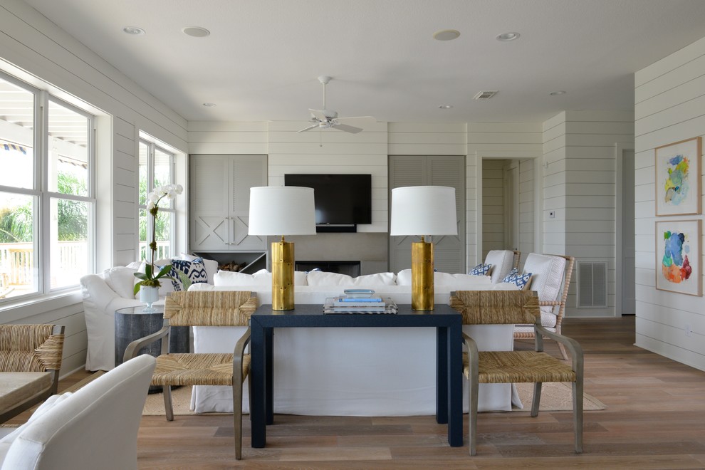 Свежая идея для дизайна: гостиная комната в морском стиле с белыми стенами - отличное фото интерьера