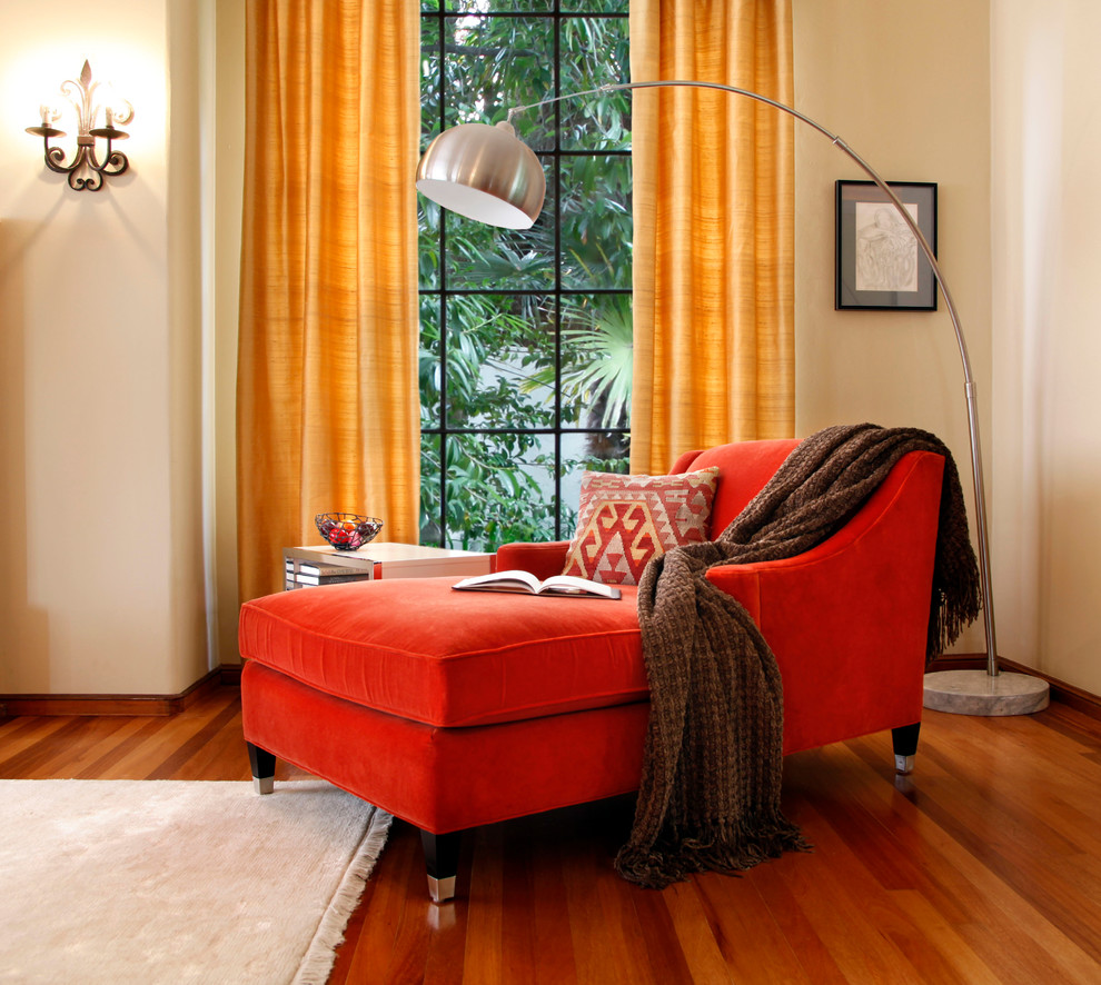 Immagine di un grande soggiorno minimal chiuso con pareti beige e parquet scuro