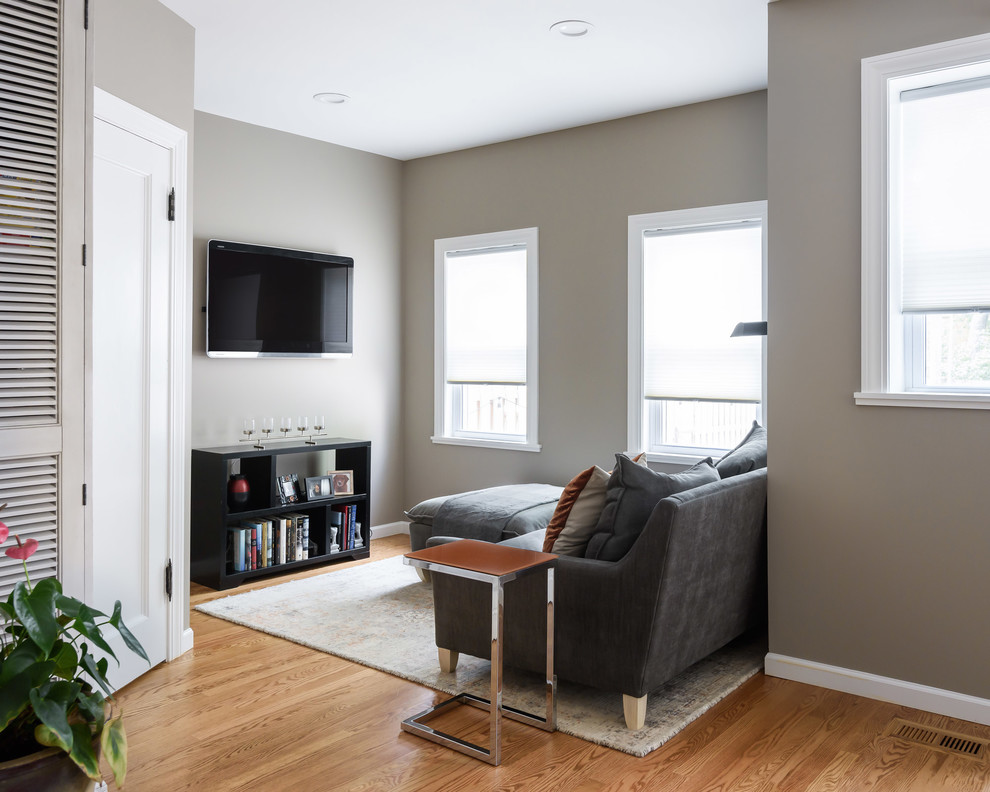 Idéer för att renovera ett litet funkis separat vardagsrum, med ett finrum, beige väggar, mellanmörkt trägolv och en väggmonterad TV