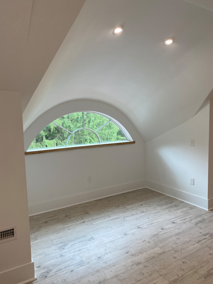 Источник вдохновения для домашнего уюта: гостиная комната в классическом стиле с белыми стенами, светлым паркетным полом, серым полом и многоуровневым потолком