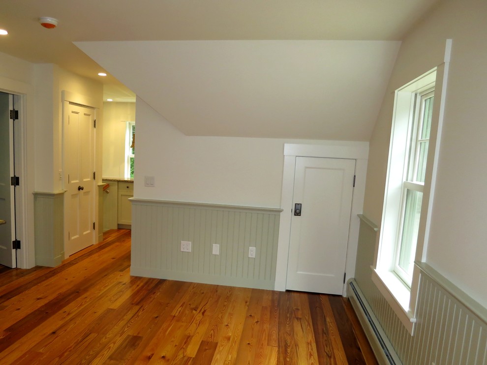 Imagen de salón abierto clásico pequeño con paredes blancas y suelo de madera clara